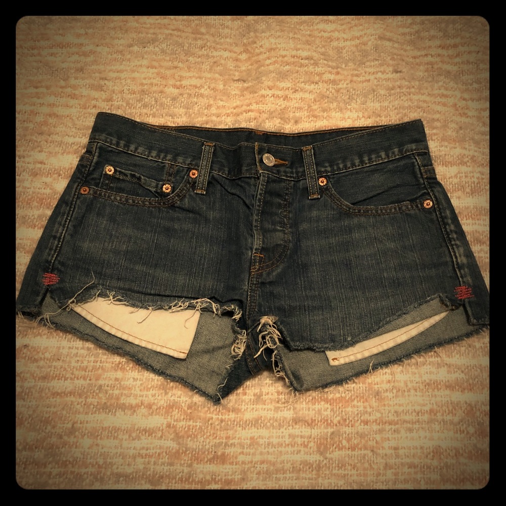 NWOT Levi’s | 501 Distressed Shorts